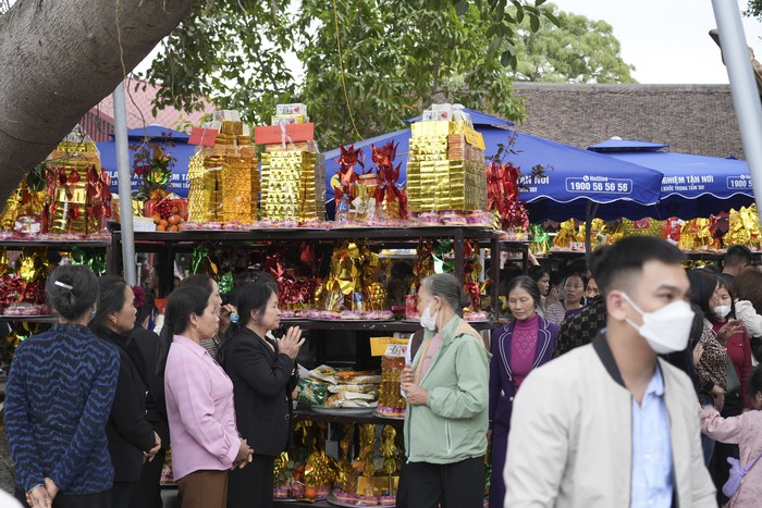 Bắc Ninh: Người dân, du khách nườm nượp về đền Bà Chúa Kho “vay tiền”, “xin lộc” đầu năm- Ảnh 20.