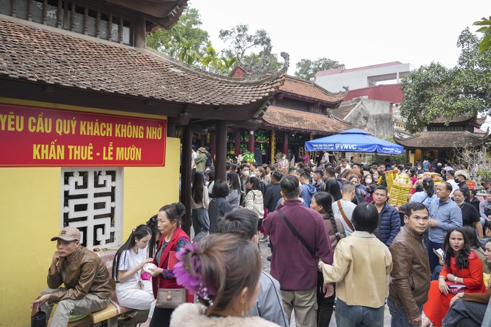 Bắc Ninh: Người dân, du khách nườm nượp về đền Bà Chúa Kho “vay tiền”, “xin lộc” đầu năm- Ảnh 25.