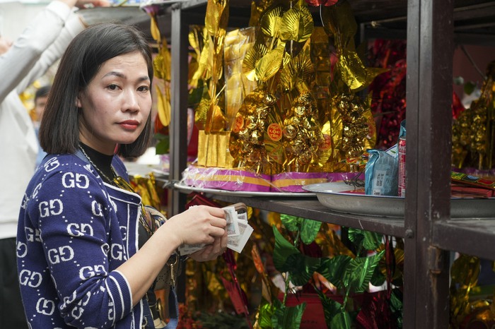 Bắc Ninh: Người dân, du khách nườm nượp về đền Bà Chúa Kho “vay tiền”, “xin lộc” đầu năm- Ảnh 12.