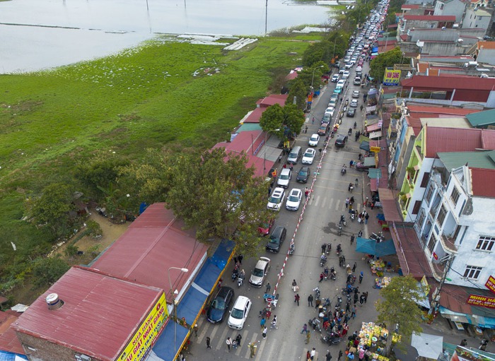 Bắc Ninh: Người dân, du khách nườm nượp về đền Bà Chúa Kho “vay tiền”, “xin lộc” đầu năm- Ảnh 2.