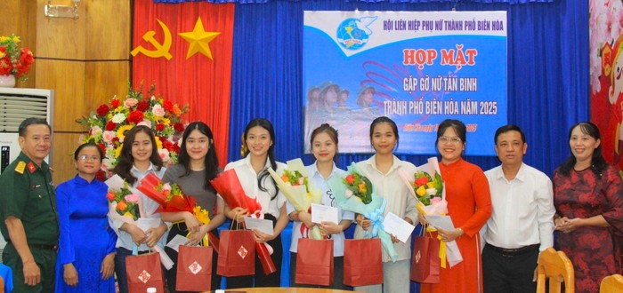 Hội LHPN tỉnh Đồng Nai gặp gỡ, động viên 10 nữ thanh niên lên đường nhập ngũ- Ảnh 1.