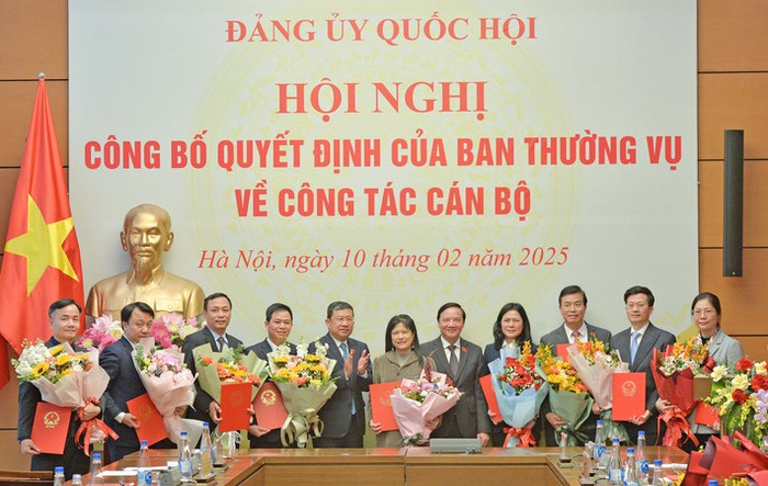 Ban Thường vụ Quốc hội trao quyết định về công tác cán bộ cho 12 đồng chí- Ảnh 1.