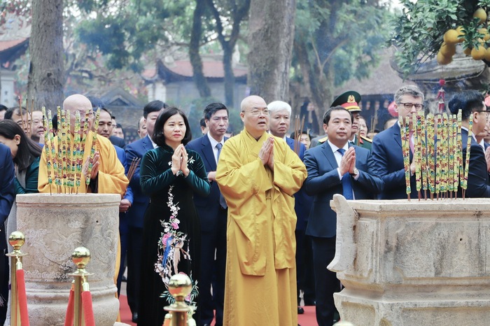 Chủ tịch Hội LHPN Việt Nam Nguyễn Thị Tuyến dự Lễ khai hội mùa xuân Côn Sơn - Kiếp Bạc 2025- Ảnh 1.