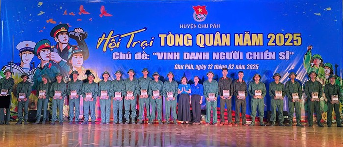 Hội LHPN Gia Lai: Gần 900 triệu đồng tặng quà các công dân lên đường nhập ngũ- Ảnh 1.