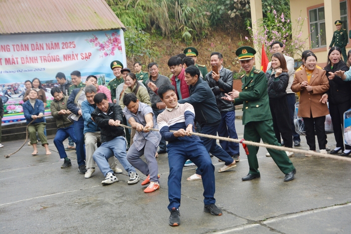 Lào Cai: Khen thưởng và trao hơn 100 suất quà cho các điển hình xuất sắc tham gia bảo vệ an ninh biên giới- Ảnh 2.