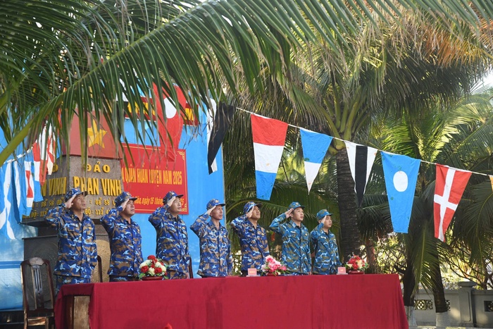 Trường Sa: Các tân binh sôi nổi ngày đầu huấn luyện - Ảnh 1.