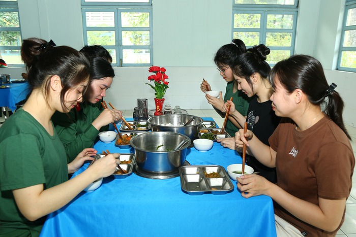 "Bóng hồng" ngày đầu trong quân ngũ - Ảnh 6.