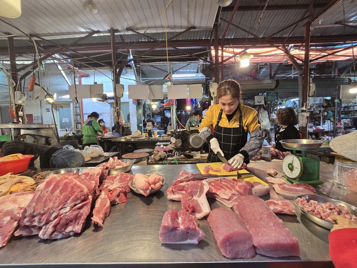 Tiêu dùng dịp Tết Nguyên đán Ất Tỵ: Mua đủ dùng, bán đủ hàng- Ảnh 1. Tiêu dùng dịp Tết Nguyên đán Ất Tỵ: Mua đủ dùng, bán đủ hàng- Ảnh 1.