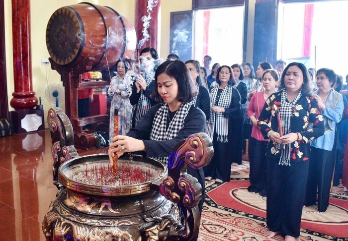 Đoàn đại biểu TƯ Hội LHPN Việt Nam dâng hương tưởng nhớ Nữ tướng Nguyễn Thị Định- Ảnh 1.