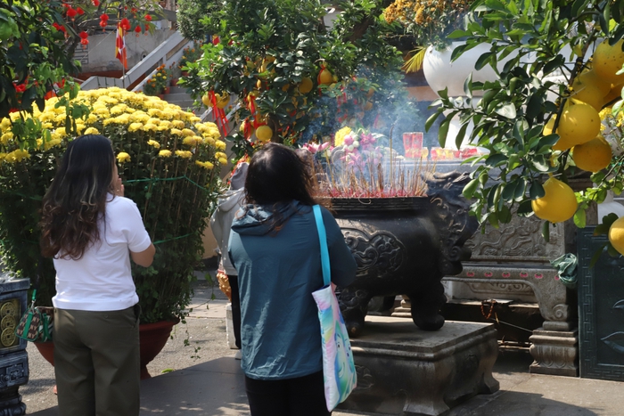 Đầu năm, mẹ đưa con đi chùa, thả chim phóng sinh mong các con biết hướng thiện- Ảnh 5.