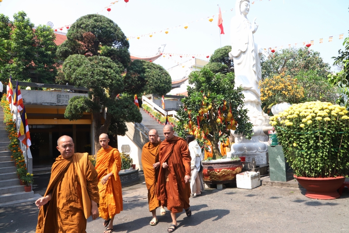 Đầu năm, mẹ đưa con đi chùa, thả chim phóng sinh mong các con biết hướng thiện- Ảnh 4.