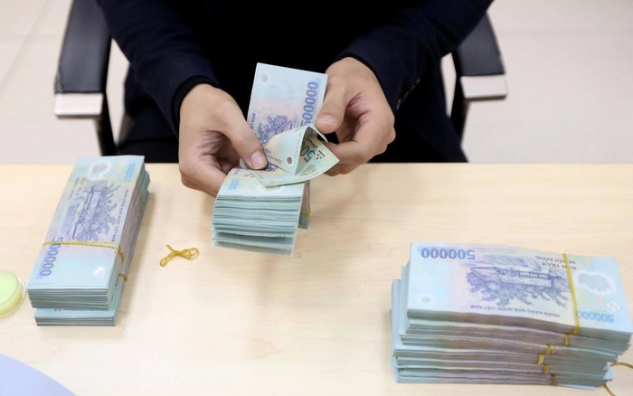 Người lao động là nhóm đối tượng chính chịu tác động từ các quy định này, bao gồm quyền lợi về tiền lương, thù lao và phần thưởng.