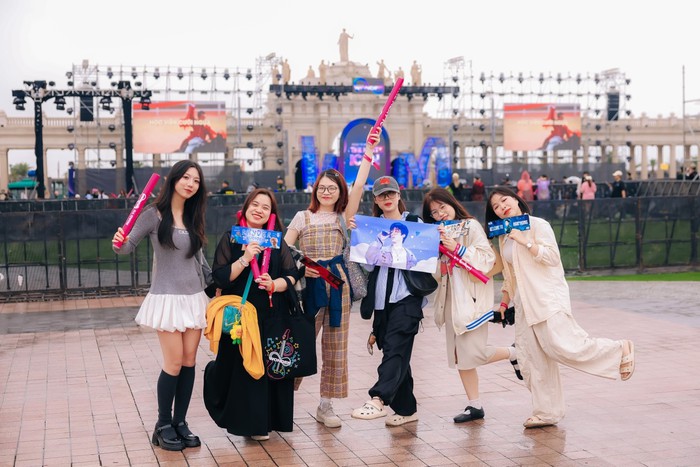 Trước giờ G Road to 8Wonder: Fan đổ về Hải Phòng; Quang Hùng MasterD, Rhyder khoe visual “sắc lẹm” trên sân khấu tổng duyệt- Ảnh 2. Trước giờ G Road to 8Wonder: Fan đổ về Hải Phòng; Quang Hùng MasterD, Rhyder khoe visual “sắc lẹm” trên sân khấu tổng duyệt- Ảnh 2.