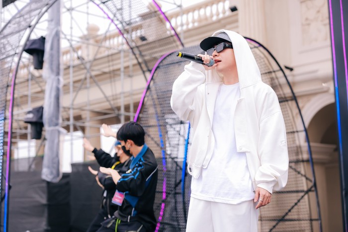 Trước giờ G Road to 8Wonder: Fan đổ về Hải Phòng; Quang Hùng MasterD, Rhyder khoe visual “sắc lẹm” trên sân khấu tổng duyệt- Ảnh 6. Trước giờ G Road to 8Wonder: Fan đổ về Hải Phòng; Quang Hùng MasterD, Rhyder khoe visual “sắc lẹm” trên sân khấu tổng duyệt- Ảnh 6.