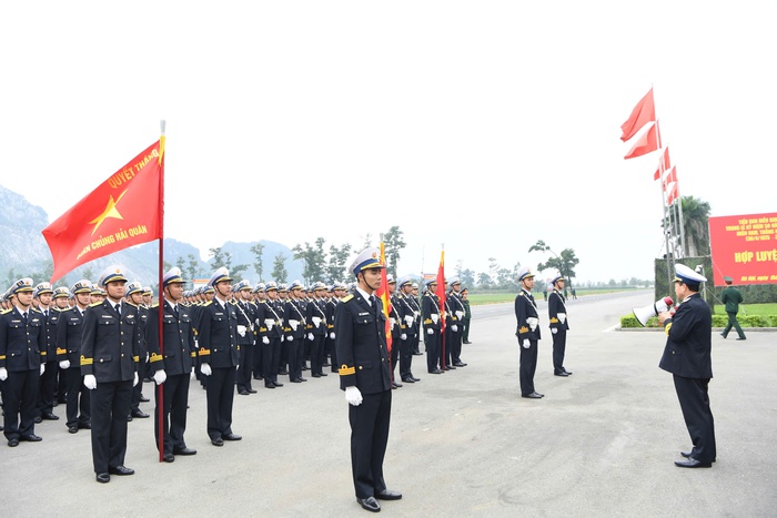 Phó Đô đốc Trần Thanh Nghiêm động viên cán bộ, chiến sĩ Hải quân luyện tập diễu binh, diễu hành- Ảnh 1.