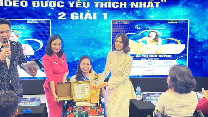 Ban Tổ chức Hoa hậu Trăng khuyết trao giải cho cuộc thi bên lề "Video được yêu thích nhất" trong buổi họp báo công bố cuộc thi