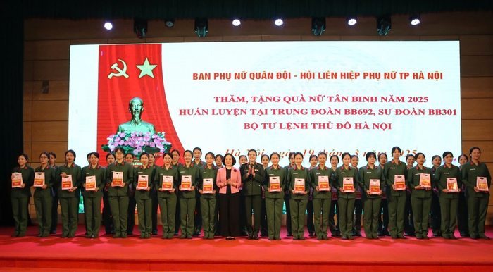 Ban Phụ nữ Quân đội thăm, động viên nữ tân binh tại Bộ Tư lệnh Thủ đô Hà Nội- Ảnh 1.