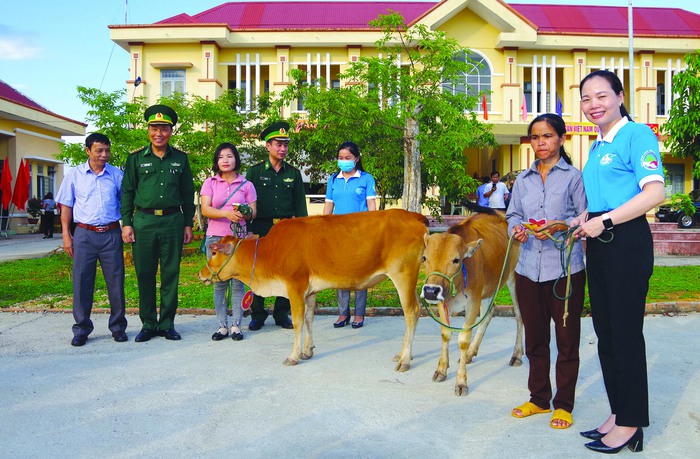 Mô hình trao bò giống sinh kế được thực hiện phổ biến ở các địa bànbiên giới trong Chương trình “Đồng hành cùng phụ nữ biên cương”