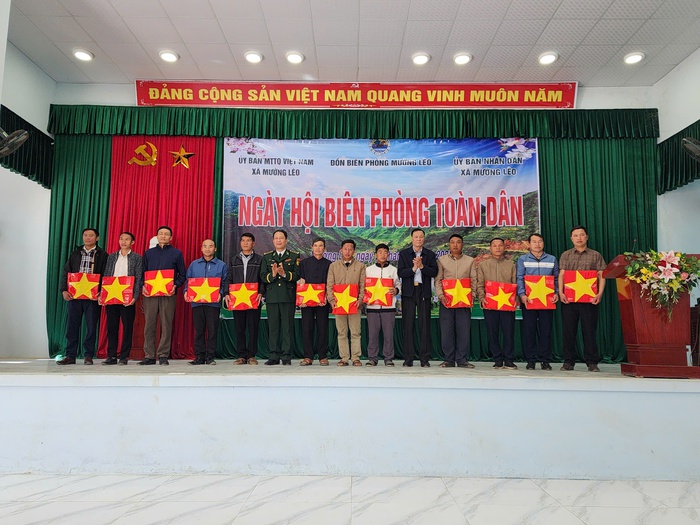 Khen thưởng các gia đình tiêu biểu trong phong trào xây dựng và bảo vệ biên giới ở Mường Lèo- Ảnh 3.