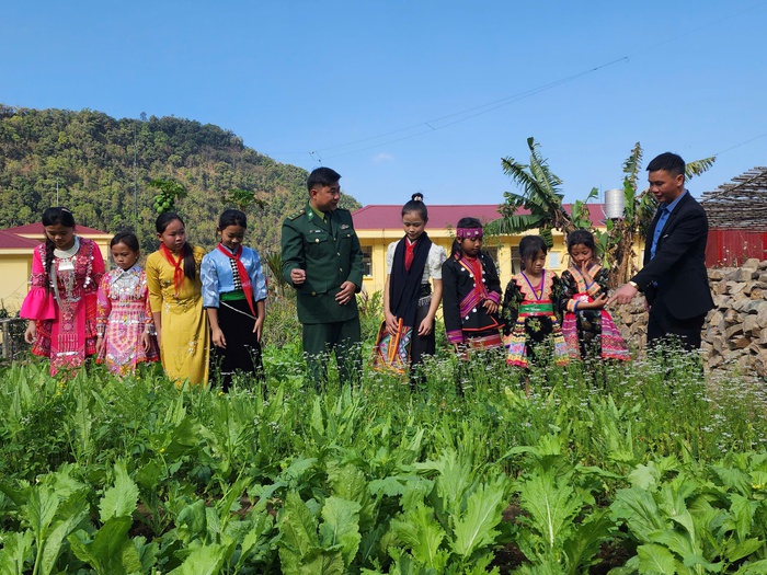 Khen thưởng các gia đình tiêu biểu trong phong trào xây dựng và bảo vệ biên giới ở Mường Lèo- Ảnh 2.