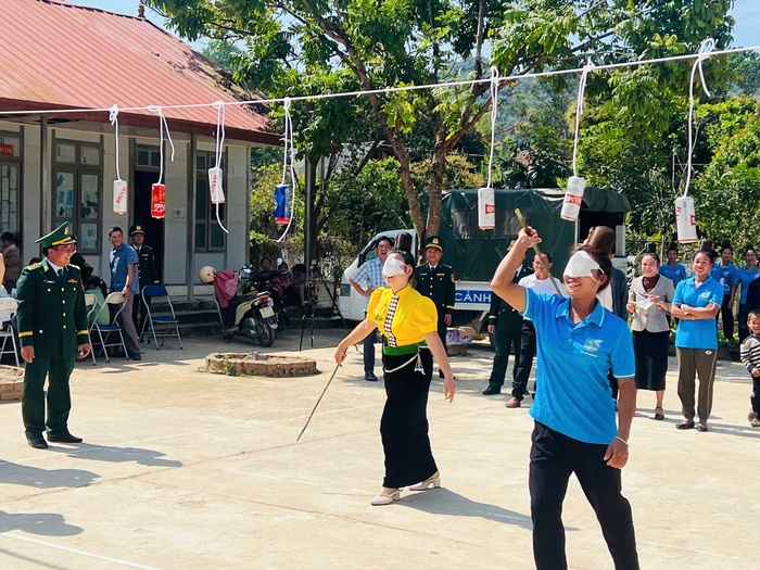 Khen thưởng các gia đình tiêu biểu trong phong trào xây dựng và bảo vệ biên giới ở Mường Lèo- Ảnh 1.