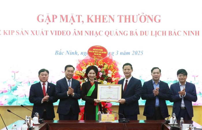 Hòa Minzy nhận Bằng khen của UBND tỉnh Bắc Ninh