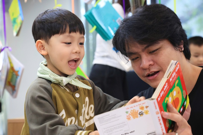 Bố con cùng đọc sách "Cùng chơi với bé" trong buổi giao lưu với tác giả Yuichi Kimura Bố con cùng đọc sách "Cùng chơi với bé" trong buổi giao lưu với tác giả Yuichi Kimura