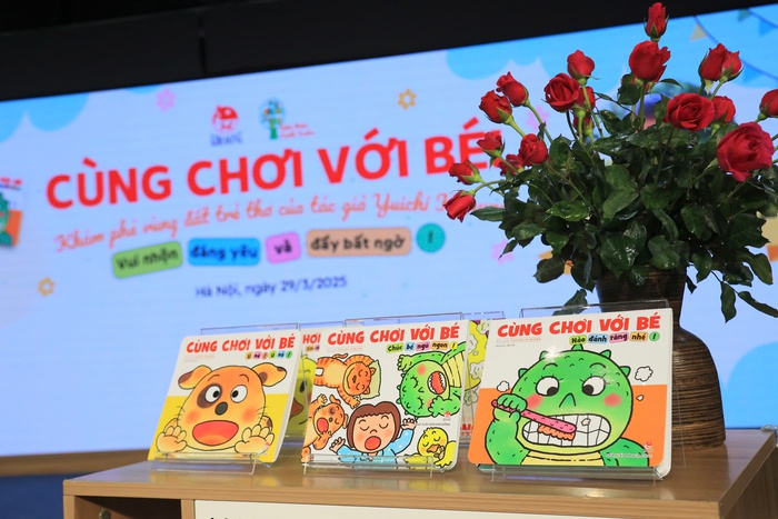 Bộ sách "Cùng chơi với bé" Bộ sách "Cùng chơi với bé"