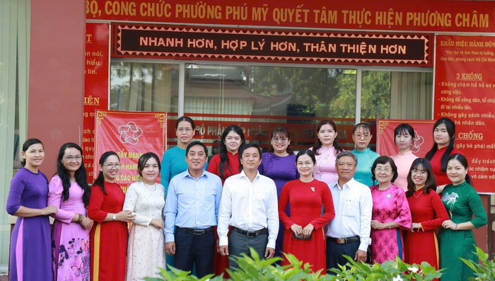 Phụ nữ Bình Dương thướt tha, rạng rỡ trong tà áo dài- Ảnh 3.