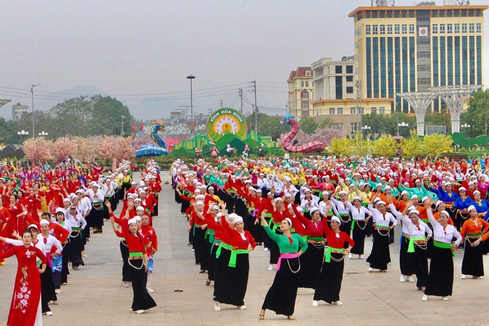 Hòa Bình: Hơn 1.500 phụ nữ trình diễn dân vũ và diễu hành áo dài, trang phục dân tộc- Ảnh 2.