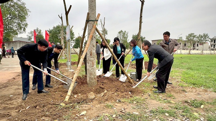 Ninh Bình: Hội LHPN TP Hoa Lư trồng "Đường cây đoàn kết" dịp 8/3- Ảnh 1. Ninh Bình: Hội LHPN TP Hoa Lư trồng "Đường cây đoàn kết" dịp 8/3- Ảnh 1.