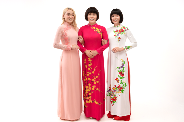 Áo Dài Việt giữa trời Âu: Khi dải lụa quê hương được tự do tung cánh- Ảnh 5. Áo Dài Việt giữa trời Âu: Khi dải lụa quê hương được tự do tung cánh- Ảnh 5.