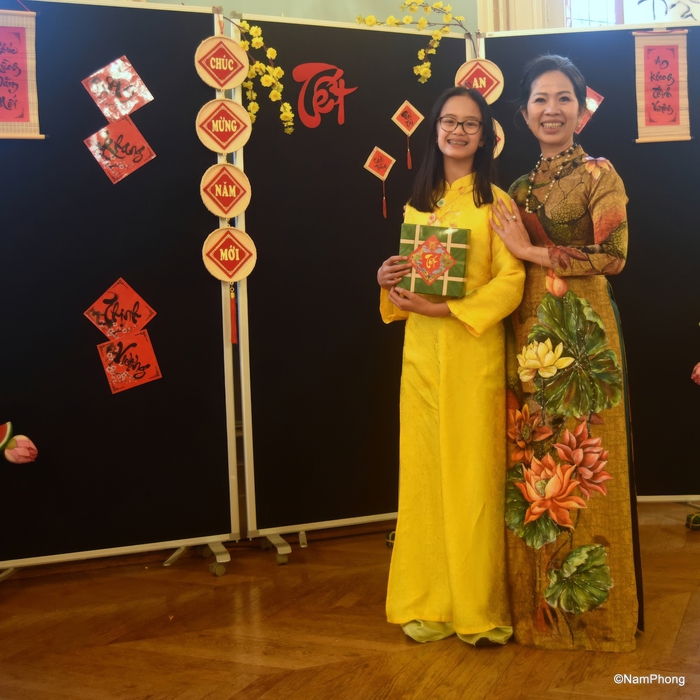 Áo Dài Việt giữa trời Âu: Khi dải lụa quê hương được tự do tung cánh- Ảnh 3. Áo Dài Việt giữa trời Âu: Khi dải lụa quê hương được tự do tung cánh- Ảnh 3.