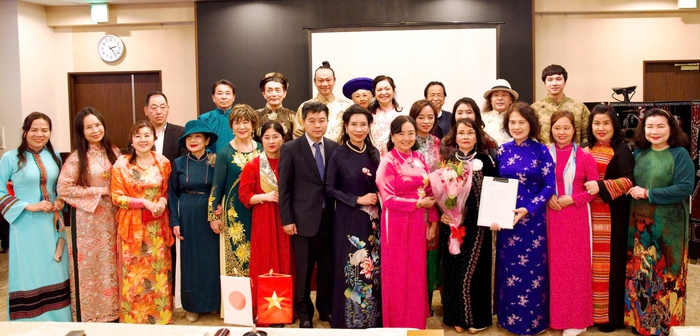 Phó Đại sứ, Đại sứ quán Việt Nam tại Nhật Bản Nguyễn Đức Minh (người mặc comple) cùng các đại biểu, thành viên CLB Di sản Áo dài Việt Nam tại Tokyo Phó Đại sứ, Đại sứ quán Việt Nam tại Nhật Bản Nguyễn Đức Minh (người mặc comple) cùng các đại biểu, thành viên CLB Di sản Áo dài Việt Nam tại Tokyo