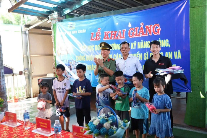 Mọi trẻ em cần có kỹ năng bơi và giữ bình tĩnh khi gặp sự cố dưới nước- Ảnh 1. Mọi trẻ em cần có kỹ năng bơi và giữ bình tĩnh khi gặp sự cố dưới nước- Ảnh 1.