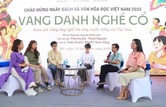 Nhóm tác giả, họa sĩ tham gia buổi giao lưu Nhóm tác giả, họa sĩ tham gia buổi giao lưu