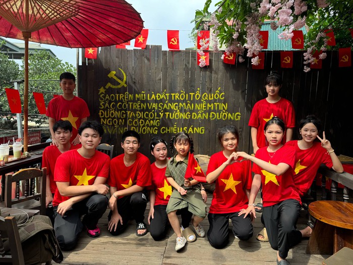 Cô trò đội tuyển bắn súng Hà Nội cùng nhau thể hiện tình yêu Đất nước- Ảnh 6. Cô trò đội tuyển bắn súng Hà Nội cùng nhau thể hiện tình yêu Đất nước- Ảnh 6.