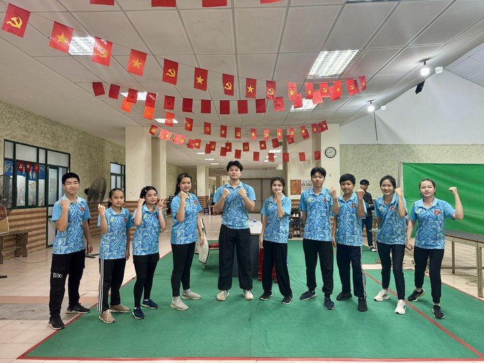 Cô trò đội tuyển bắn súng Hà Nội cùng nhau thể hiện tình yêu Đất nước- Ảnh 1. Cô trò đội tuyển bắn súng Hà Nội cùng nhau thể hiện tình yêu Đất nước- Ảnh 1.