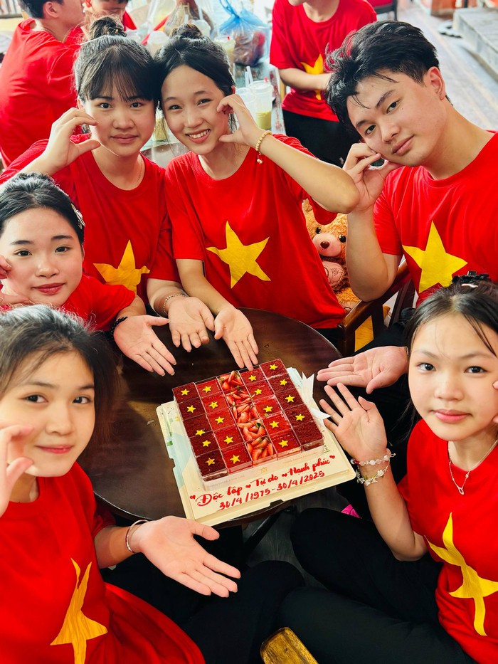 Cô trò đội tuyển bắn súng Hà Nội cùng nhau thể hiện tình yêu Đất nước- Ảnh 4. Cô trò đội tuyển bắn súng Hà Nội cùng nhau thể hiện tình yêu Đất nước- Ảnh 4.