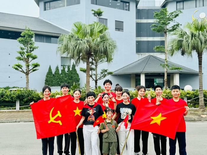Cô trò đội tuyển bắn súng Hà Nội cùng nhau thể hiện tình yêu Đất nước- Ảnh 7. Cô trò đội tuyển bắn súng Hà Nội cùng nhau thể hiện tình yêu Đất nước- Ảnh 7.