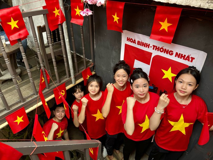 Cô trò đội tuyển bắn súng Hà Nội cùng nhau thể hiện tình yêu Đất nước- Ảnh 3. Cô trò đội tuyển bắn súng Hà Nội cùng nhau thể hiện tình yêu Đất nước- Ảnh 3.