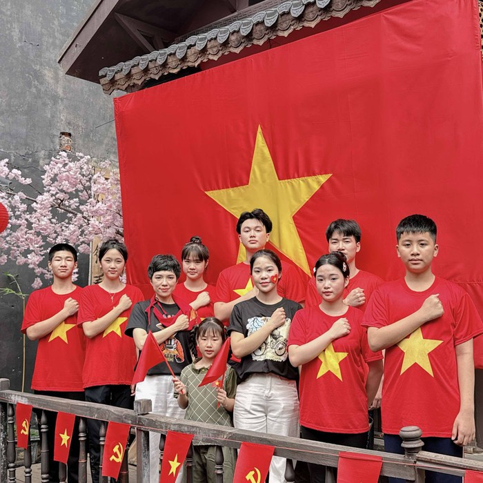 Cô trò đội tuyển bắn súng Hà Nội cùng nhau thể hiện tình yêu Đất nước- Ảnh 2. Cô trò đội tuyển bắn súng Hà Nội cùng nhau thể hiện tình yêu Đất nước- Ảnh 2.