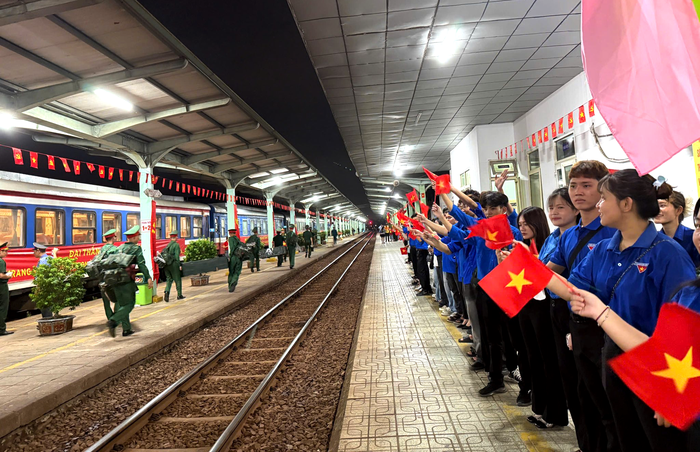 Đồng Nai: Người dân xúc động tiễn các đoàn diễu binh trở về đơn vị- Ảnh 3. Đồng Nai: Người dân xúc động tiễn các đoàn diễu binh trở về đơn vị- Ảnh 3.