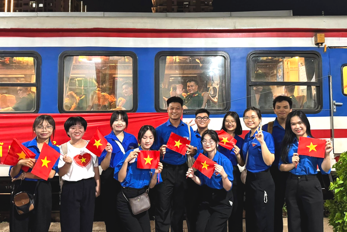 Đồng Nai: Người dân xúc động tiễn các đoàn diễu binh trở về đơn vị- Ảnh 4. Đồng Nai: Người dân xúc động tiễn các đoàn diễu binh trở về đơn vị- Ảnh 4.