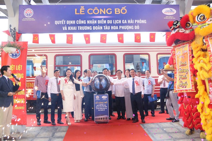 Khai trương đoàn tàu "Hoa Phượng đỏ": Sản phẩm du lịch độc đáo trên tuyến đường sắt Hà Nội - Hải Phòng- Ảnh 1. Khai trương đoàn tàu "Hoa Phượng đỏ": Sản phẩm du lịch độc đáo trên tuyến đường sắt Hà Nội - Hải Phòng- Ảnh 1.