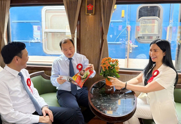 Khai trương đoàn tàu "Hoa Phượng đỏ": Sản phẩm du lịch độc đáo trên tuyến đường sắt Hà Nội - Hải Phòng- Ảnh 2. Khai trương đoàn tàu "Hoa Phượng đỏ": Sản phẩm du lịch độc đáo trên tuyến đường sắt Hà Nội - Hải Phòng- Ảnh 2.