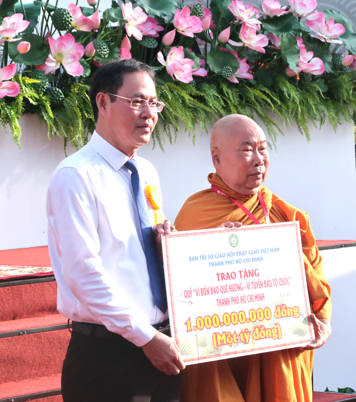 Hàng nghìn tăng ni, phật tử dự Đại lễ Phật đản tại Việt Nam Quốc Tự- Ảnh 5. Hàng nghìn tăng ni, phật tử dự Đại lễ Phật đản tại Việt Nam Quốc Tự- Ảnh 5.