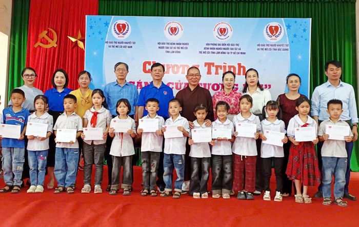 "Cánh cửa tương lai" - Mang hy vọng đến cho trẻ khuyết tật, mồ côi, hoàn cảnh khó khăn- Ảnh 4. "Cánh cửa tương lai" - Mang hy vọng đến cho trẻ khuyết tật, mồ côi, hoàn cảnh khó khăn- Ảnh 4.