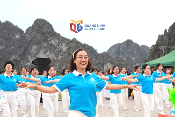 Hơn 2.000 phụ nữ đồng diễn bên bờ Di sản Vịnh Hạ Long- Ảnh 1.