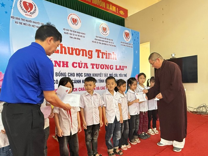 "Cánh cửa tương lai" - Mang hy vọng đến cho trẻ khuyết tật, mồ côi, hoàn cảnh khó khăn- Ảnh 5. "Cánh cửa tương lai" - Mang hy vọng đến cho trẻ khuyết tật, mồ côi, hoàn cảnh khó khăn- Ảnh 5.